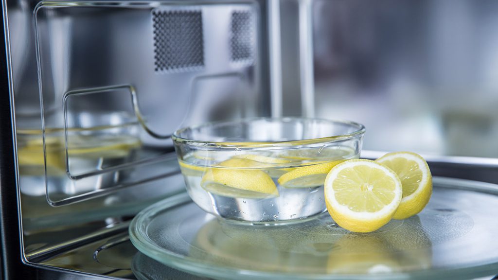 استفاده از آب لیمو برای از بین بردن بوی بد ماکروفر 