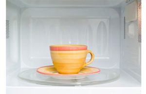 پیشگیری از تعمیر ماکروفر با نجوشاندن آب در ماکروفر