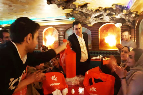 اهدا هدایا در جشن پایان سال-