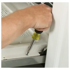 باز کردن پیچ های درب بیرونی ظرفشویی