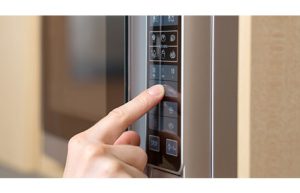 جلوگیری از تعمیر ماکروفر با فشردن آرام دکمه ها