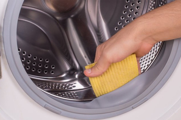 تمیز-کردن-مرتب-برای-رفع-بوی-بد-ماشین-لباسشویی