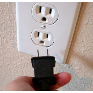 خارج کردن سیم جاروبرقی از پریز بعد از اتمام کار-