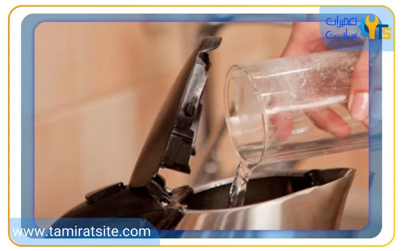 ریختن آب گرم در کتری علت چربی بستن روی چای ساز