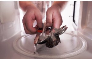 قرار ندادن ظروف فلزی در ماکروفر