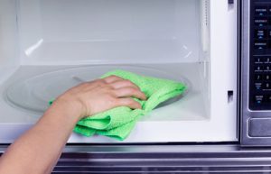 پیشگیری از نیاز به تمیز کردن ماکروفر با تمیز کردن داخل آن